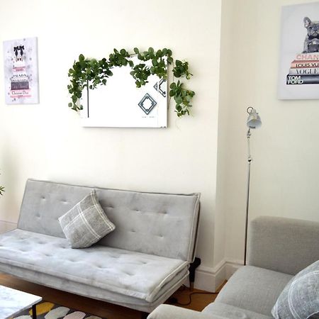 Beautiful Two-Bed Apartment With Driveway Parking Nottingham Luaran gambar