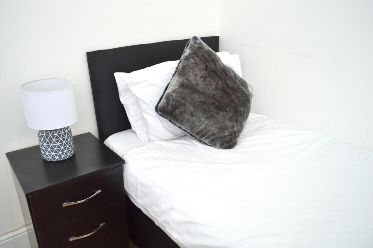 Beautiful Two-Bed Apartment With Driveway Parking Nottingham Luaran gambar