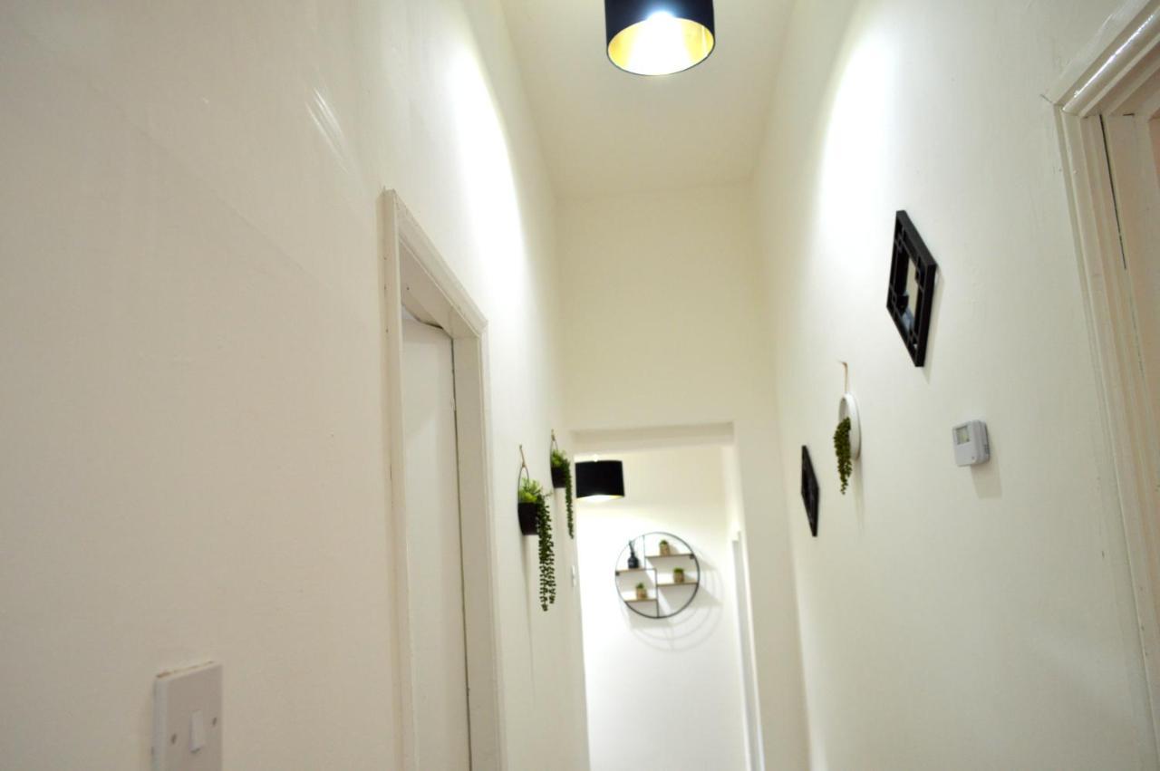 Beautiful Two-Bed Apartment With Driveway Parking Nottingham Luaran gambar