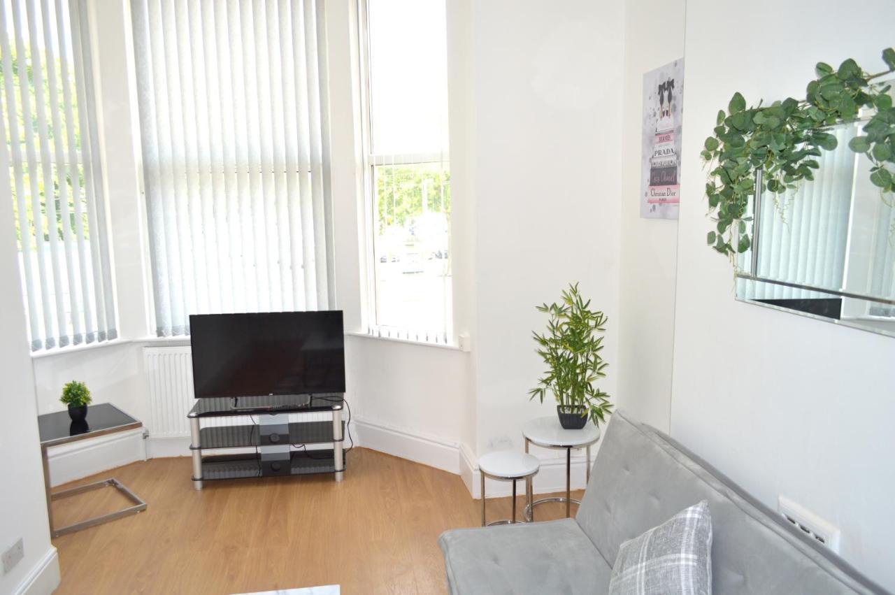Beautiful Two-Bed Apartment With Driveway Parking Nottingham Luaran gambar
