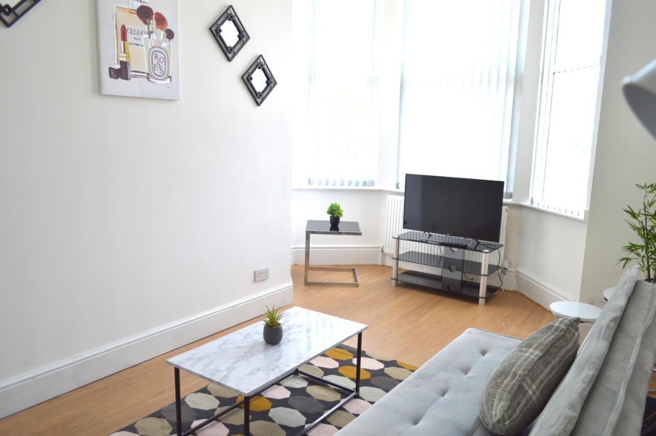 Beautiful Two-Bed Apartment With Driveway Parking Nottingham Luaran gambar