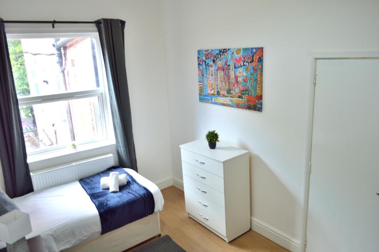 Beautiful Two-Bed Apartment With Driveway Parking Nottingham Luaran gambar
