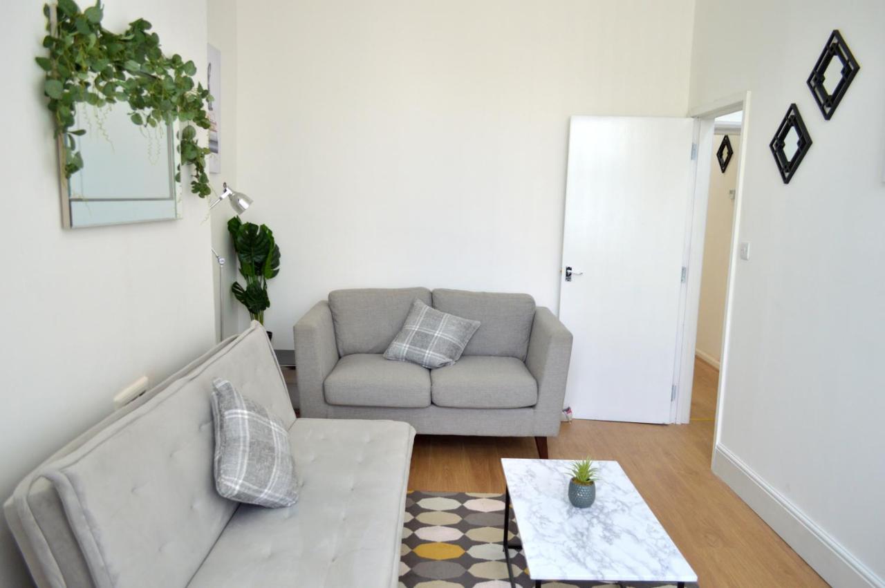 Beautiful Two-Bed Apartment With Driveway Parking Nottingham Luaran gambar