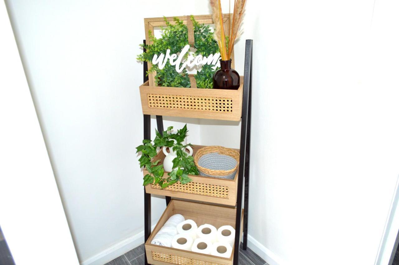 Beautiful Two-Bed Apartment With Driveway Parking Nottingham Luaran gambar