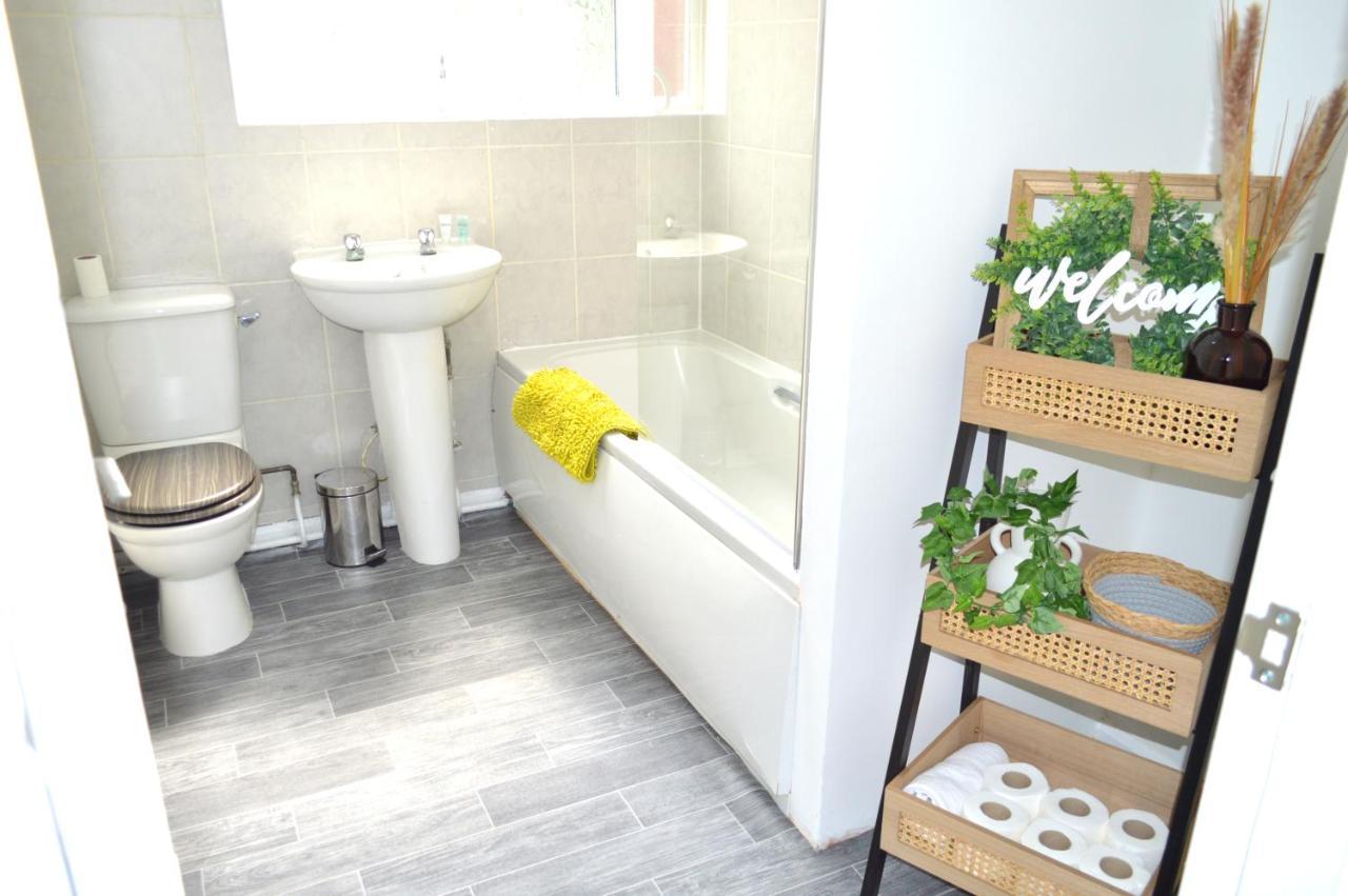 Beautiful Two-Bed Apartment With Driveway Parking Nottingham Luaran gambar