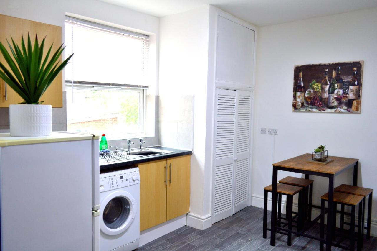 Beautiful Two-Bed Apartment With Driveway Parking Nottingham Luaran gambar