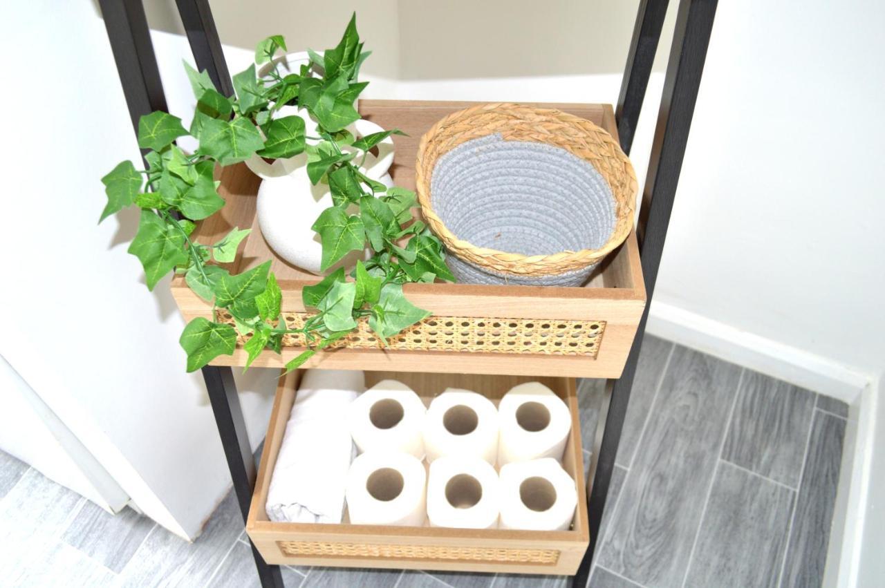 Beautiful Two-Bed Apartment With Driveway Parking Nottingham Luaran gambar