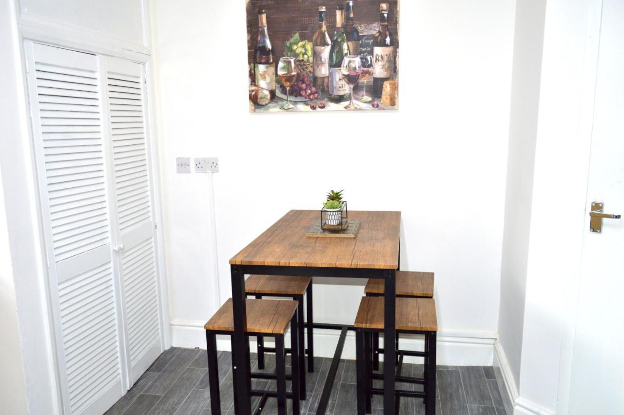 Beautiful Two-Bed Apartment With Driveway Parking Nottingham Luaran gambar